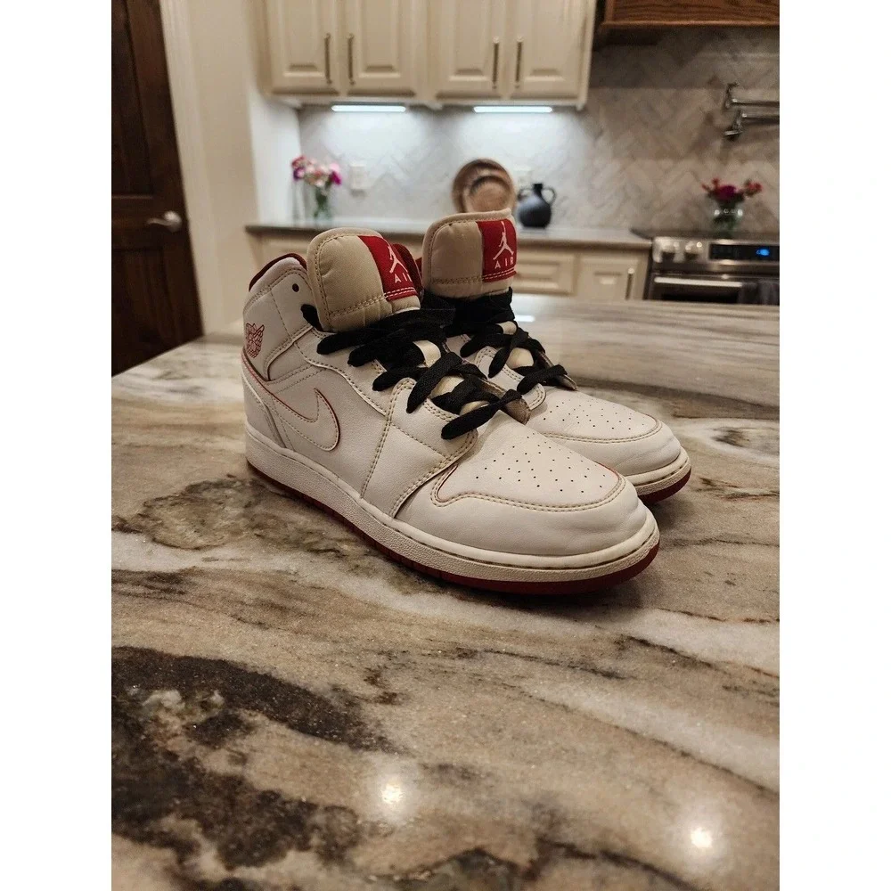 Nike Air‎ Jordan Mid 'White Gym Red' size 7Y